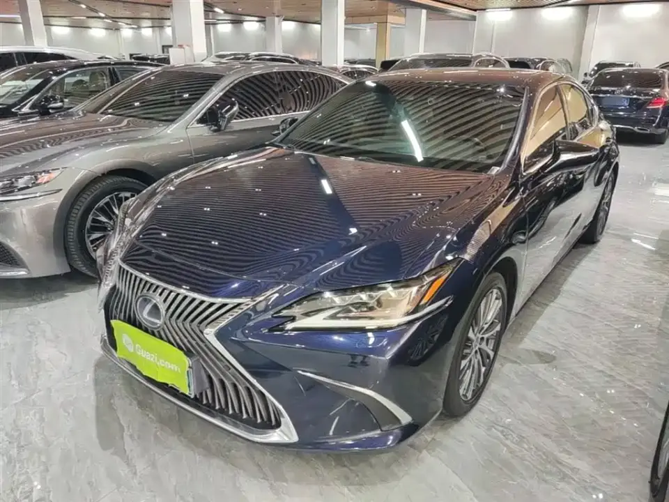 Lexus ES 300h Ultimate Edition 2021