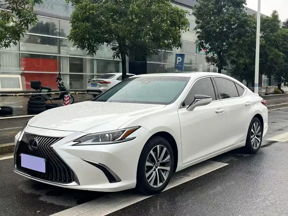 Lexus ES 300h Excellence Edition 2021