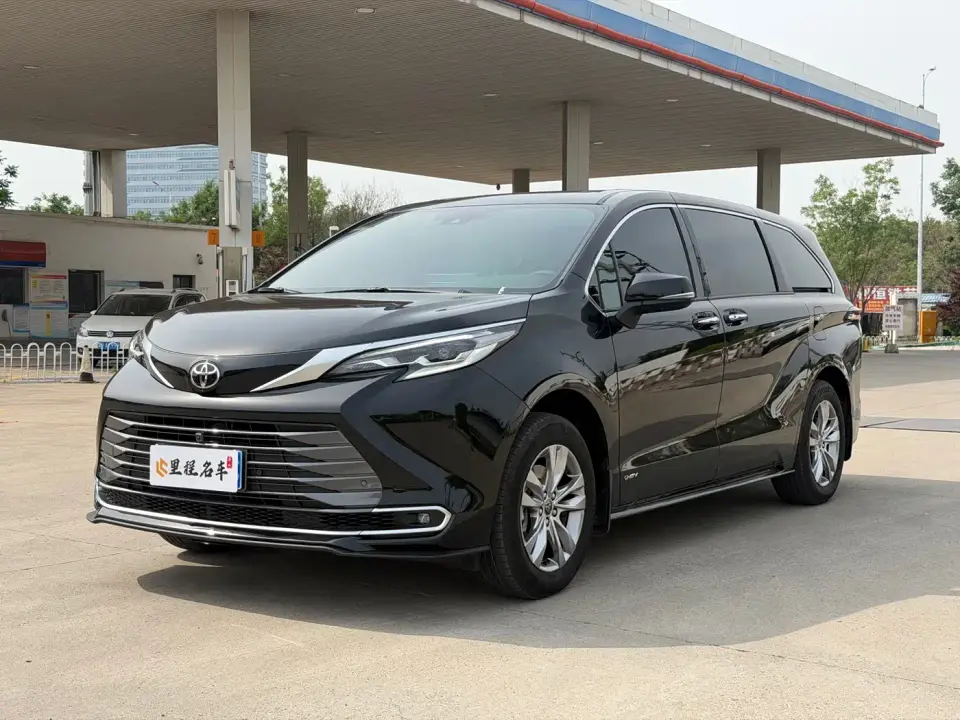 Toyota Sienna 2.5L Hybrid 4WD Premium Edition 2025