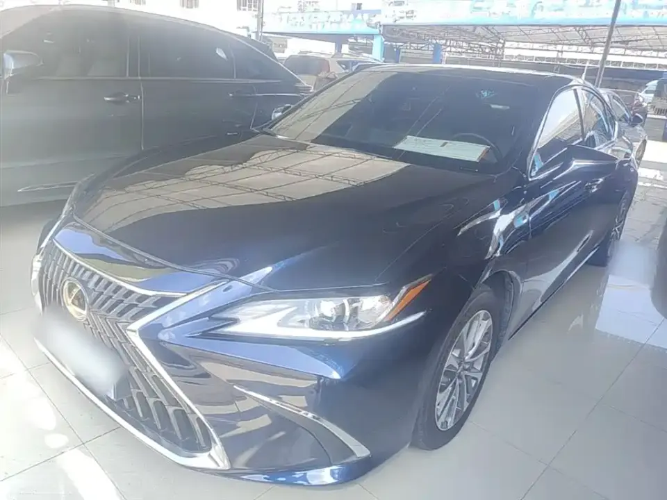 Lexus ES 300h Excellence Edition 2023