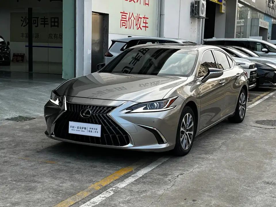 Lexus ES 300h Excellence Edition 2023