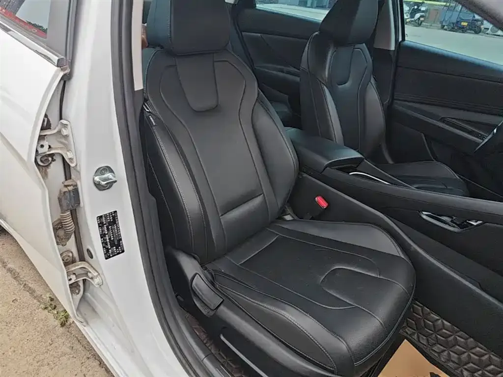 Hyundai Elantra 1.5L CVT LUX Premium Edition 2023 — фото 25