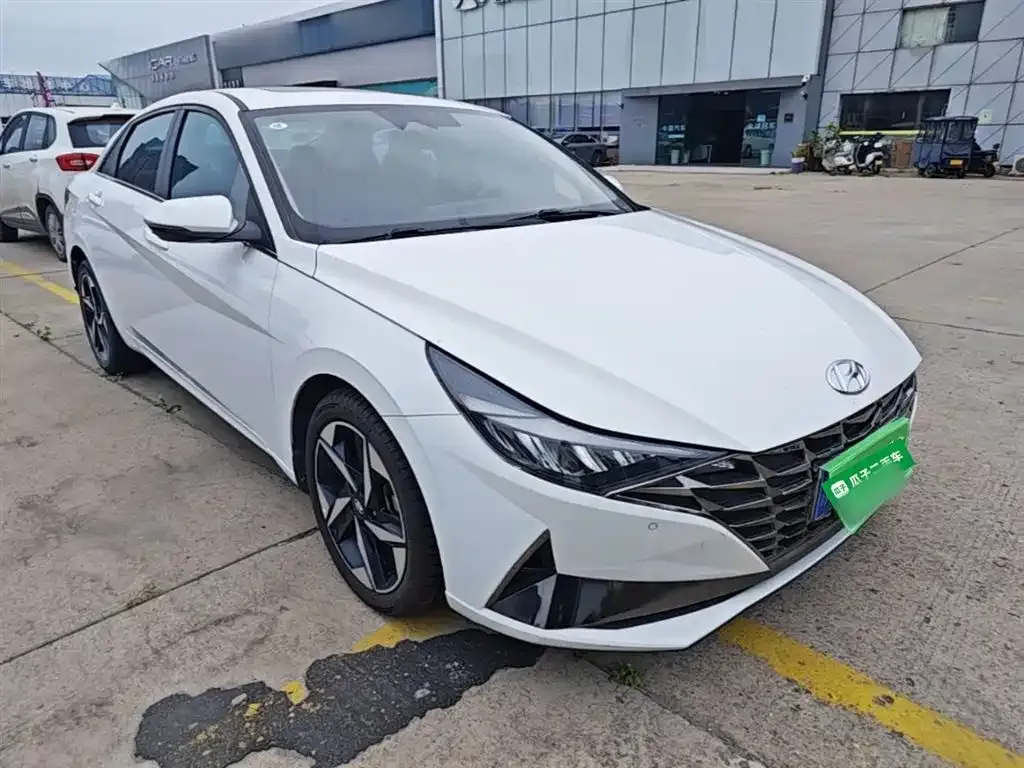 Hyundai Elantra 1.5L CVT LUX Premium Edition 2023 — фото 4