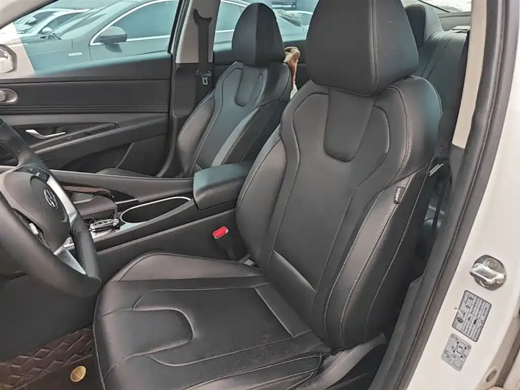 Hyundai Elantra 1.5L CVT LUX Premium Edition 2023 — фото 15