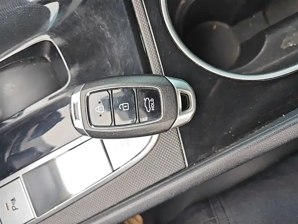 Hyundai Elantra 1.5L CVT LUX Premium Edition 2023 — фото 9