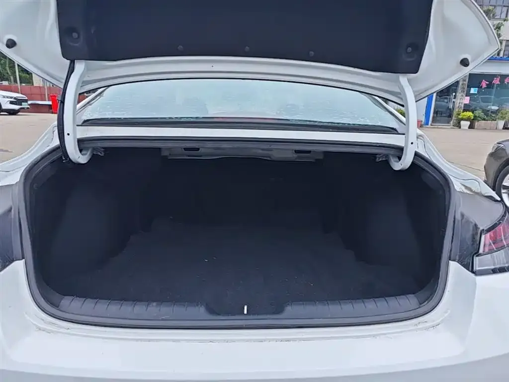 Hyundai Elantra 1.5L CVT LUX Premium Edition 2023 — фото 19