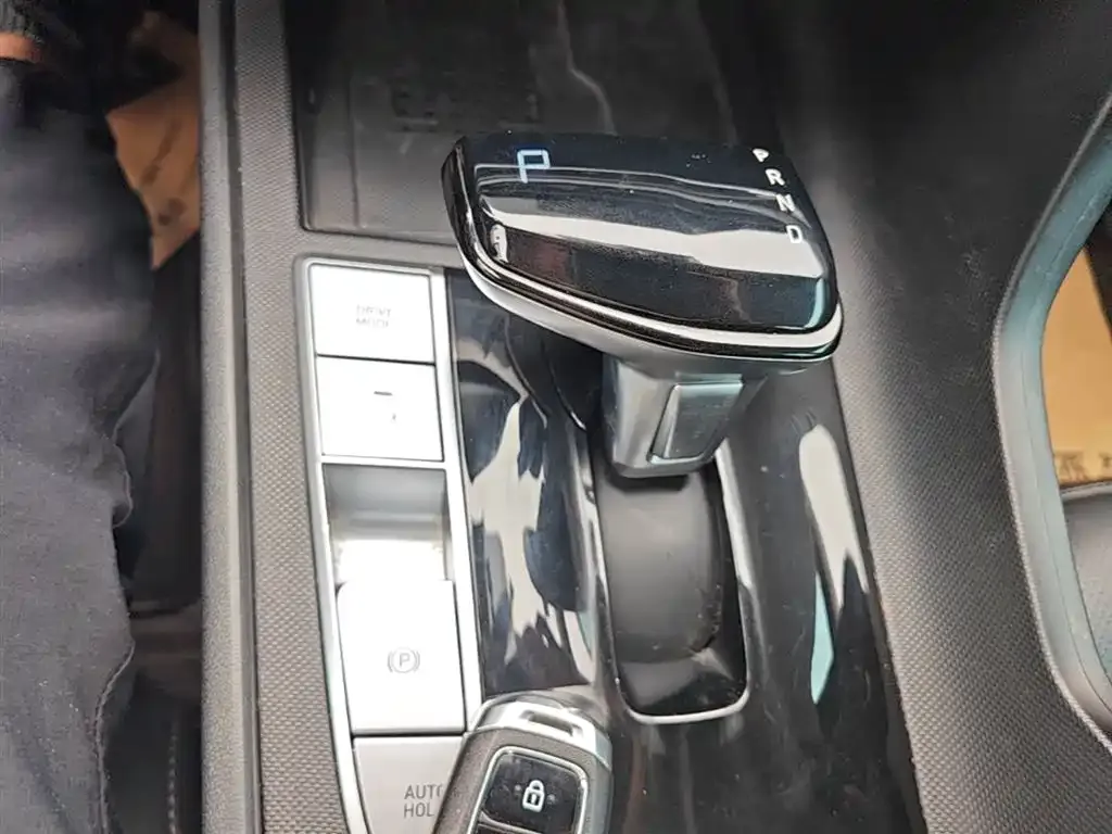 Hyundai Elantra 1.5L CVT LUX Premium Edition 2023 — фото 14