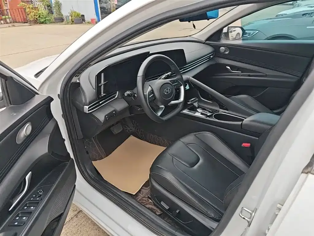 Hyundai Elantra 1.5L CVT LUX Premium Edition 2023 — фото 16