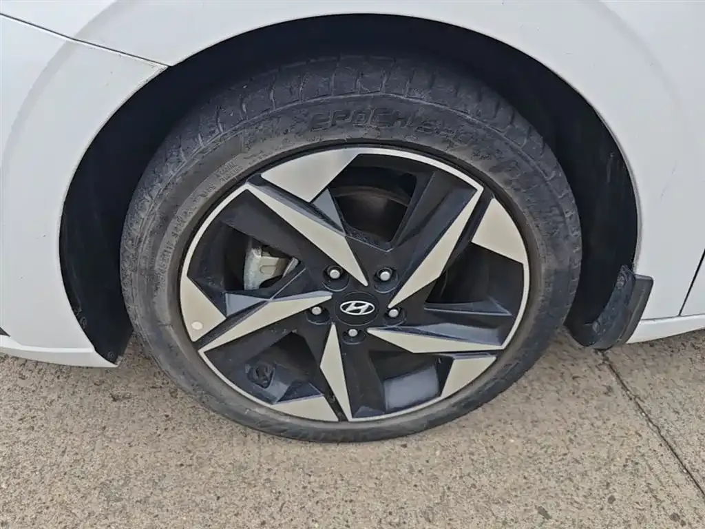 Hyundai Elantra 1.5L CVT LUX Premium Edition 2023 — фото 23
