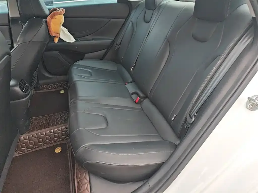 Hyundai Elantra 1.5L CVT LUX Premium Edition 2023 — фото 17