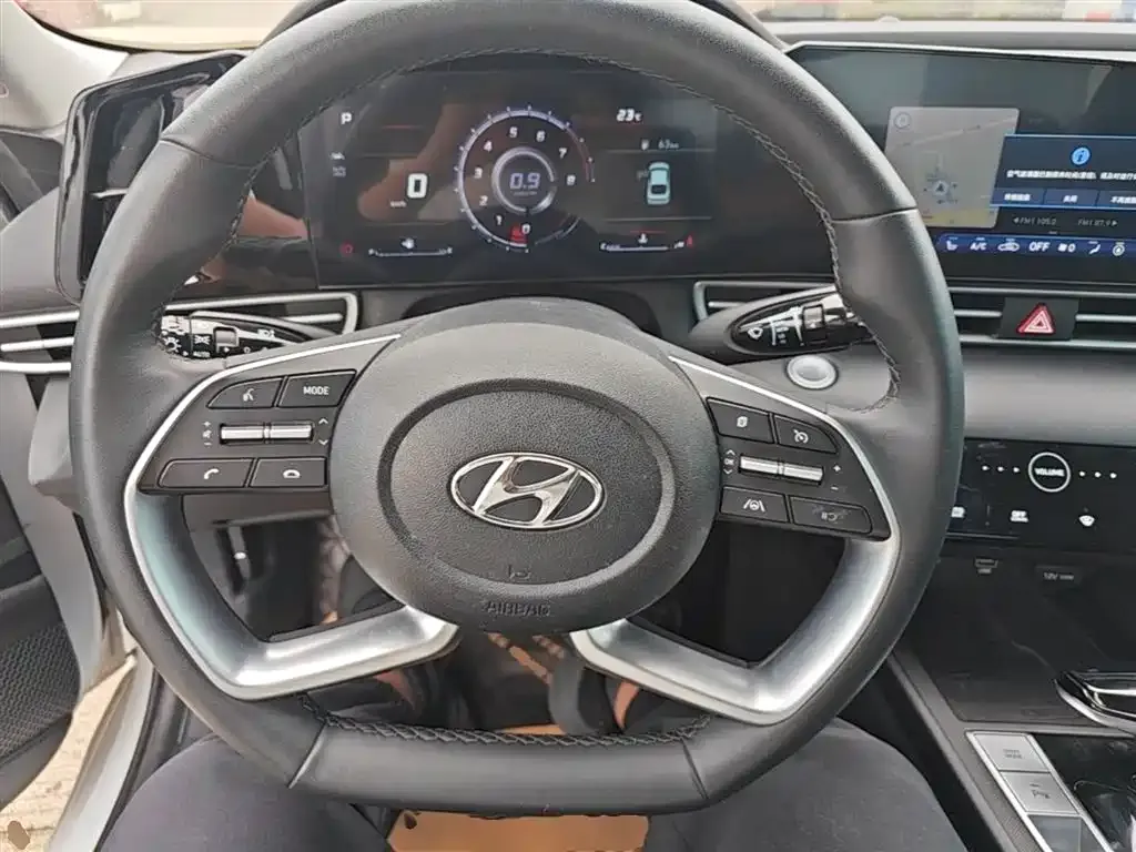 Hyundai Elantra 1.5L CVT LUX Premium Edition 2023 — фото 11