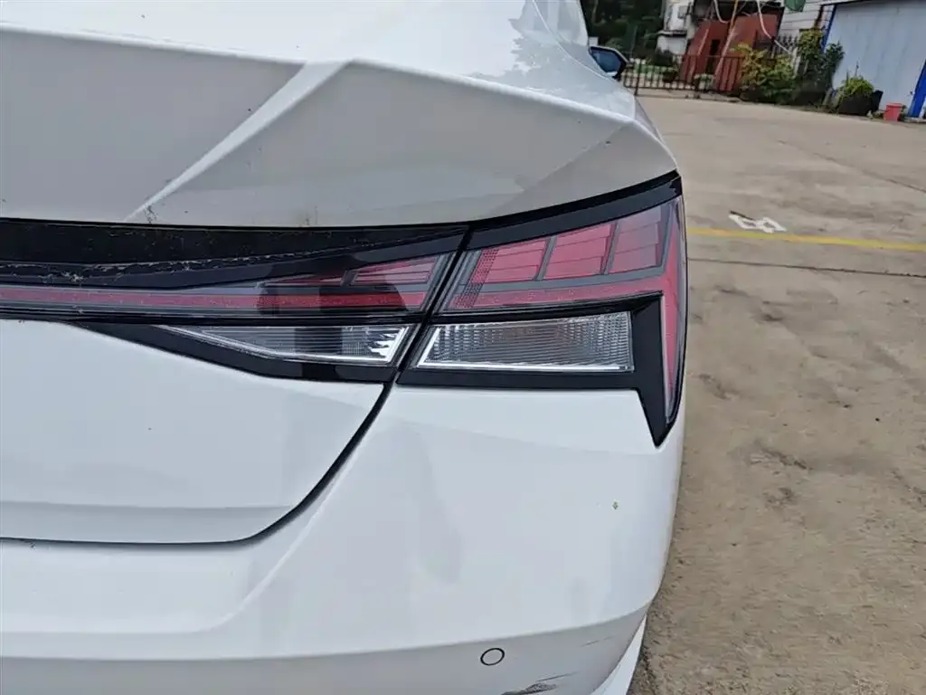 Hyundai Elantra 1.5L CVT LUX Premium Edition 2023 — фото 8