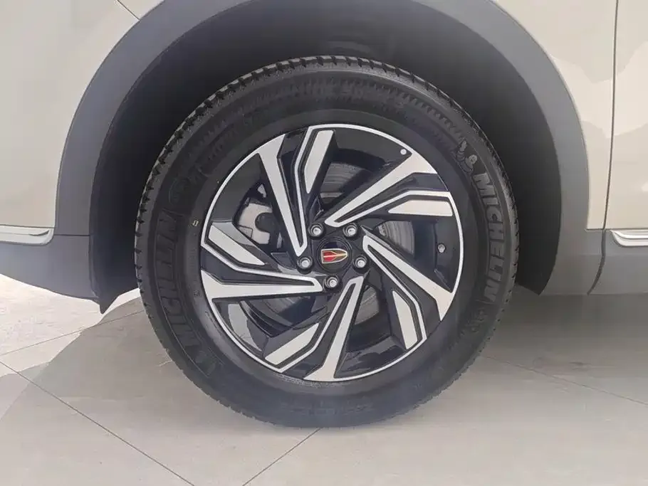 Hongqi HS5 Facelift 2.0T Smart Flag Enjoyment Edition 2022 — фото 6
