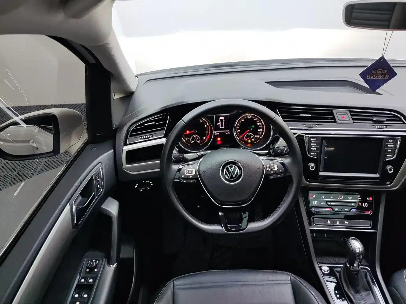 Volkswagen Touran Touran L 280TSI DSG Cross Edition 7-seater 2020 — фото 14