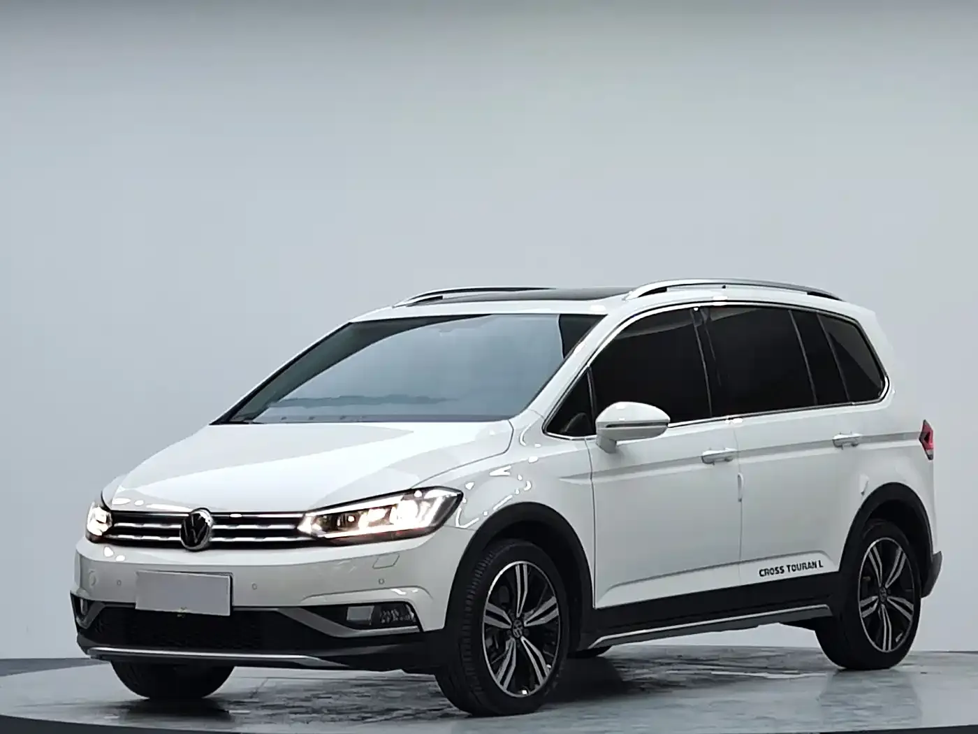 Volkswagen Touran Touran L 280TSI DSG Cross Edition 7-seater 2020 — фото 2