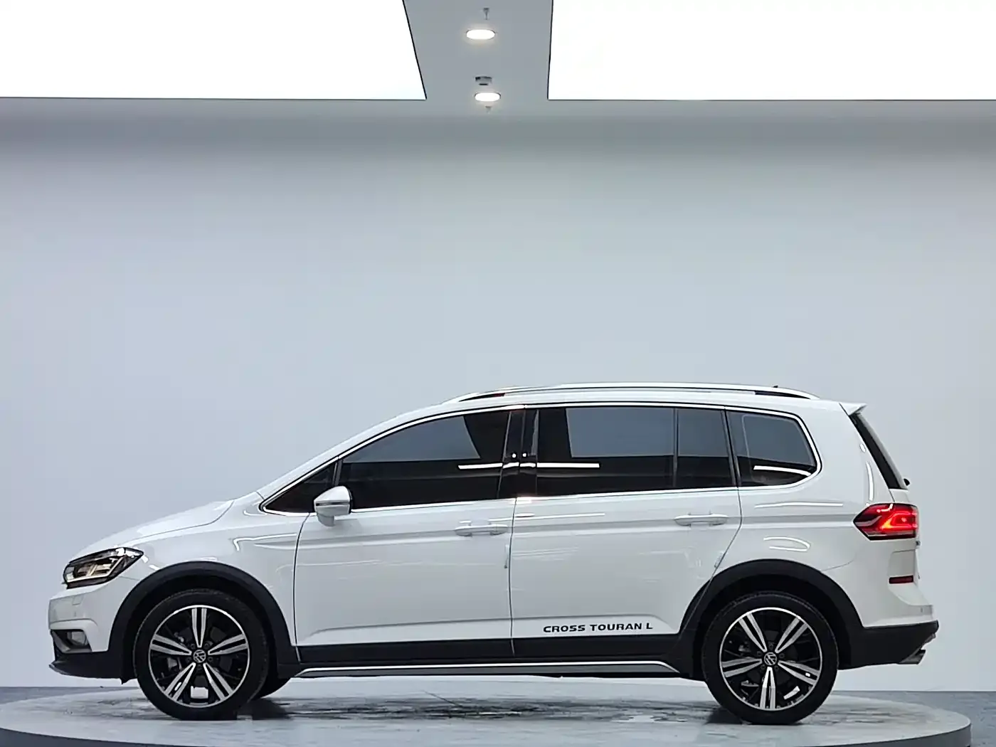 Volkswagen Touran Touran L 280TSI DSG Cross Edition 7-seater 2020 — фото 5