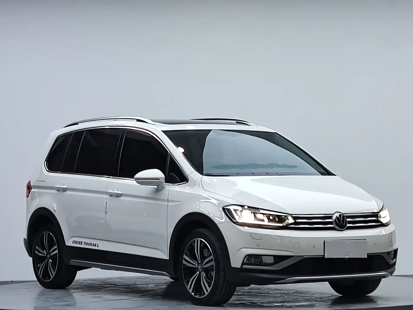 Volkswagen Touran Touran L 280TSI DSG Cross Edition 7-seater 2020 — фото 4