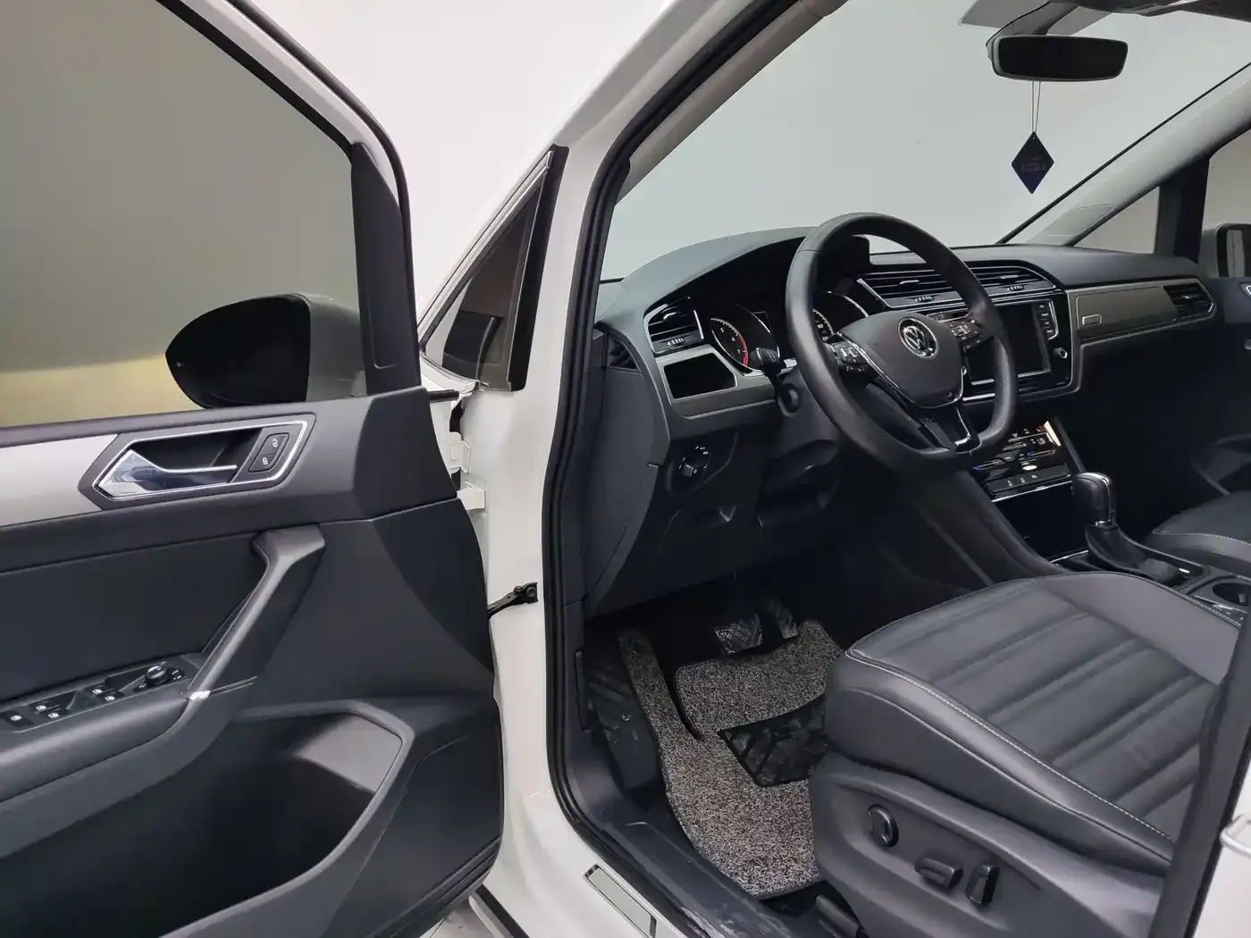 Volkswagen Touran Touran L 280TSI DSG Cross Edition 7-seater 2020 — фото 11