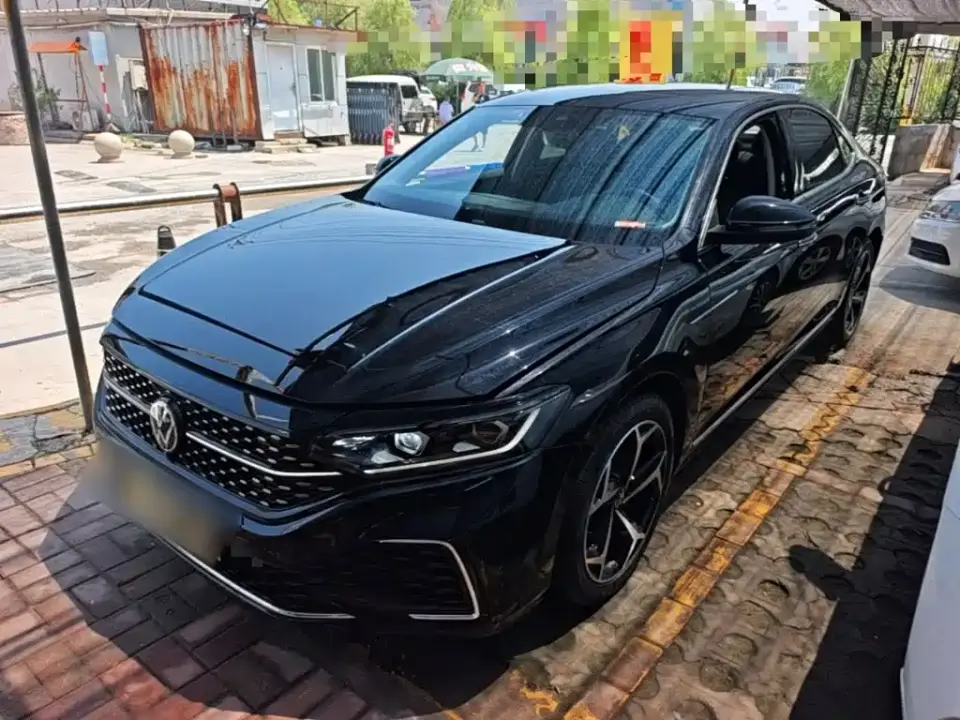Volkswagen Passat Facelift 330TSI Starlight Luxury Edition 2023