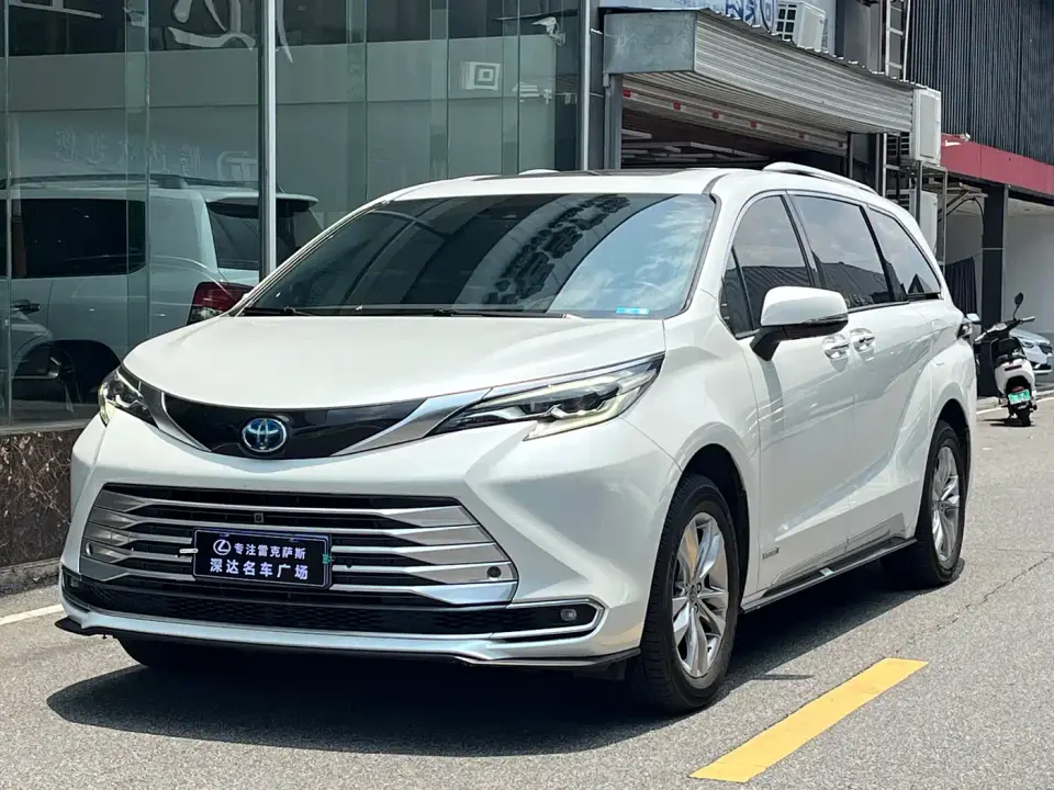 Toyota Sienna 2.5L Hybrid Platinum Edition 2022