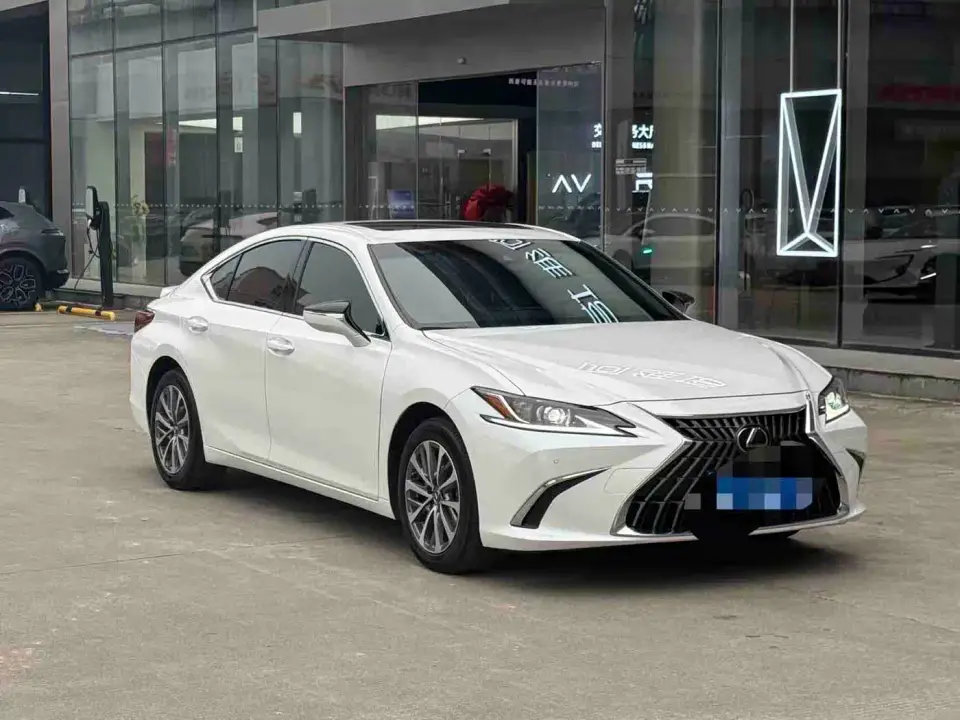 Lexus ES 300h Excellence Edition 2024