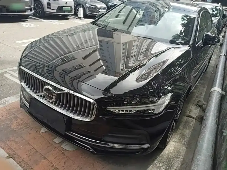 Volvo S90 B5 Momentum Luxury Edition 2025