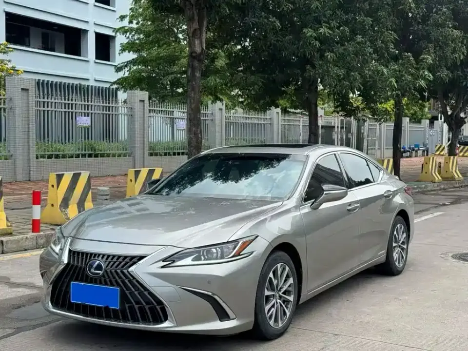 Lexus ES 300h Excellence Edition 2022
