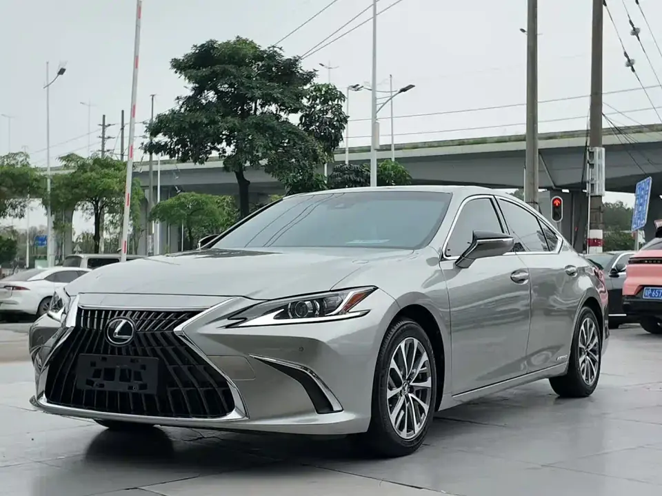 Lexus ES 300h Excellence Edition 2022