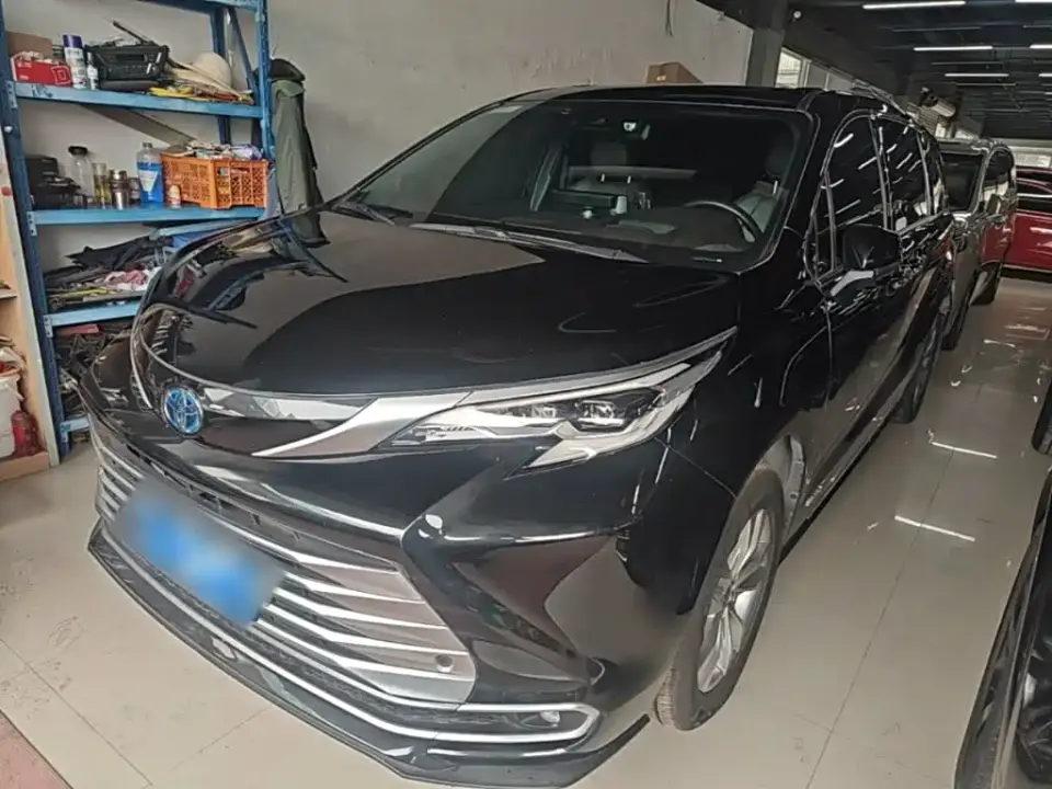 Toyota Sienna 2.5L Hybrid Platinum Edition 2022
