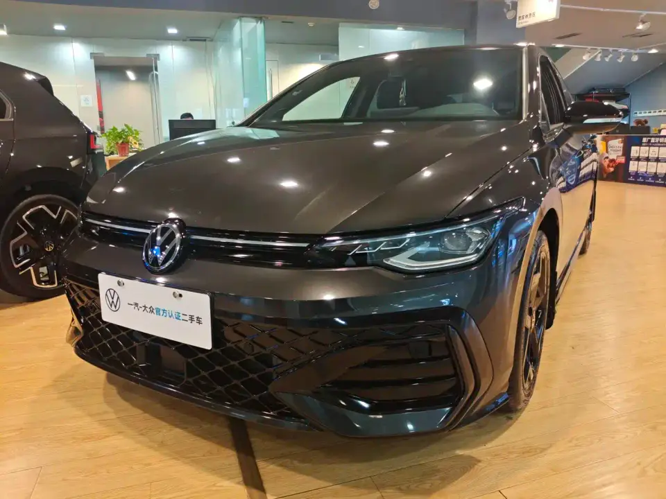 Volkswagen Golf 300TSI R-Line 2025