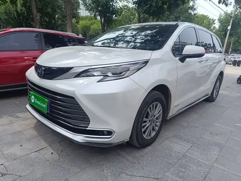 Toyota Sienna 2.5L Hybrid Luxury Edition 2023