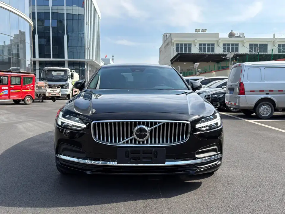 Volvo S90 B5 Momentum Luxury Edition 2024