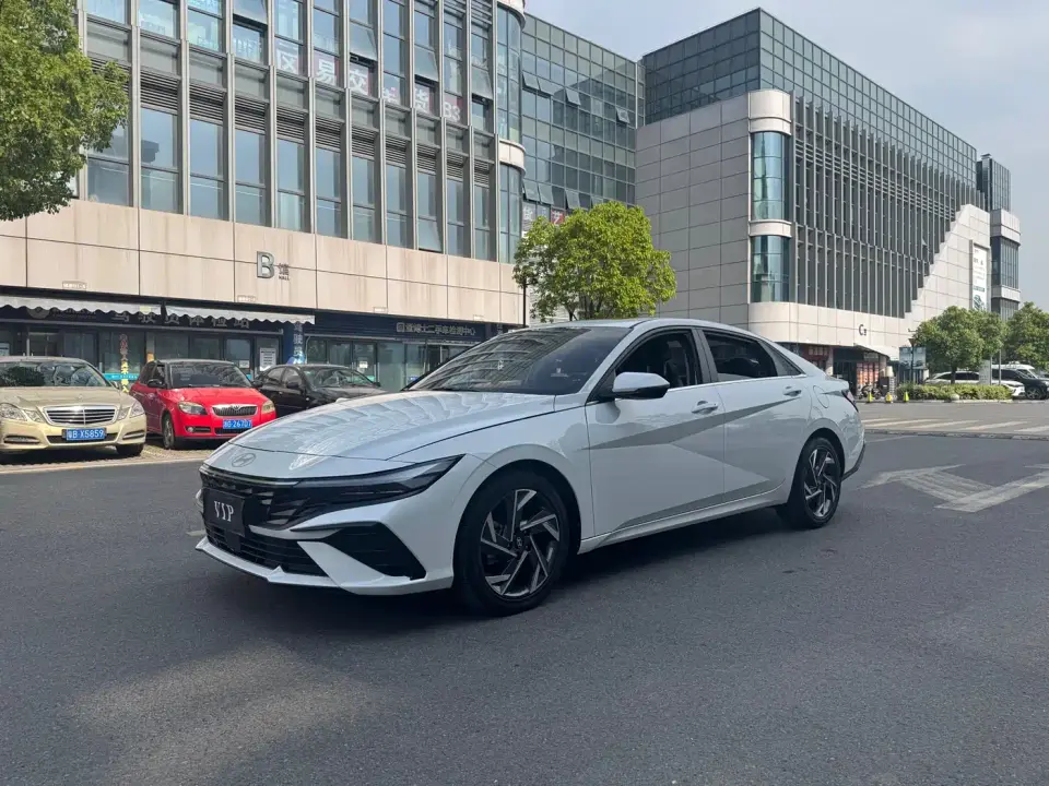 Hyundai Elantra Model 1.5L CVT LUX Premium Edition 2025