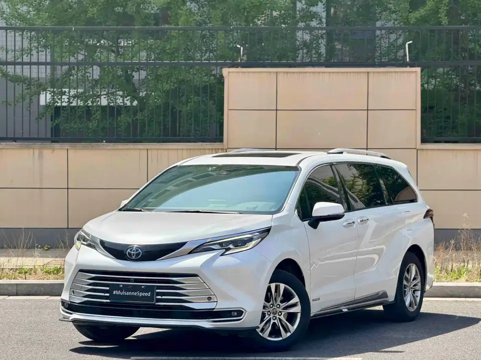 Toyota Sienna 2.5L Hybrid Platinum Edition 2022