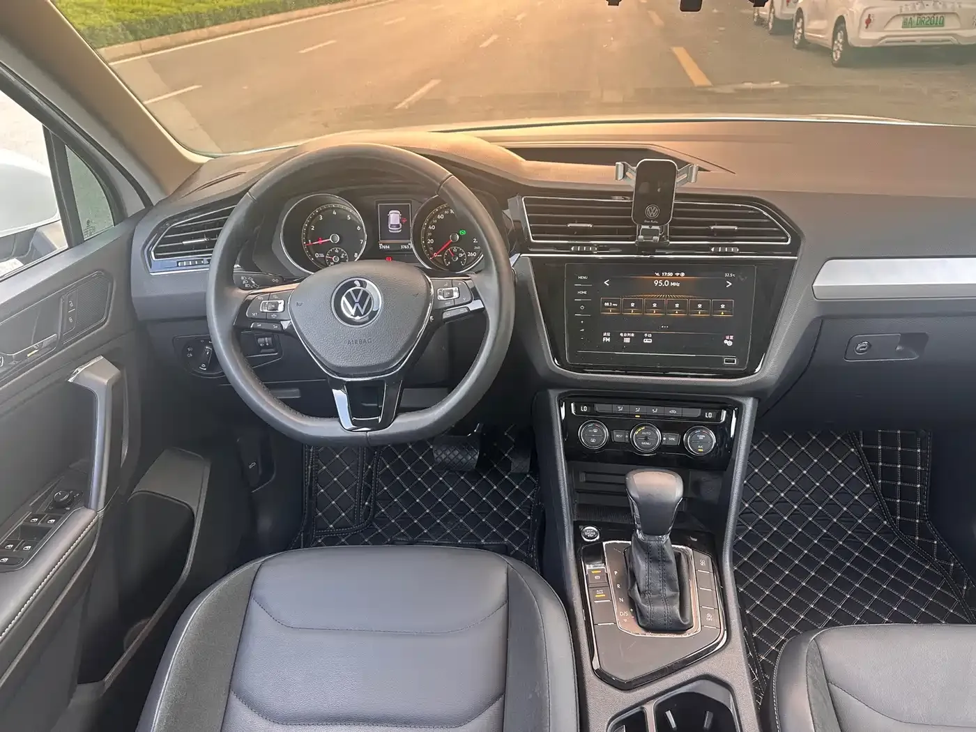 Volkswagen Tiguan L 330TSI Automatic 2WD Smart 2021 — фото 5