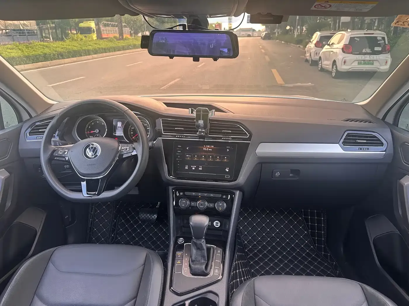 Volkswagen Tiguan L 330TSI Automatic 2WD Smart 2021 — фото 4