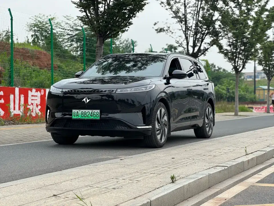 Dongfeng Yipai eπ008 636Ultra Pure Electric 5-Seater 2024