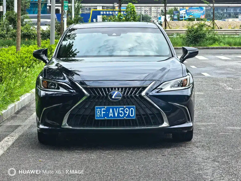 Lexus ES 300h Excellence Edition 2021