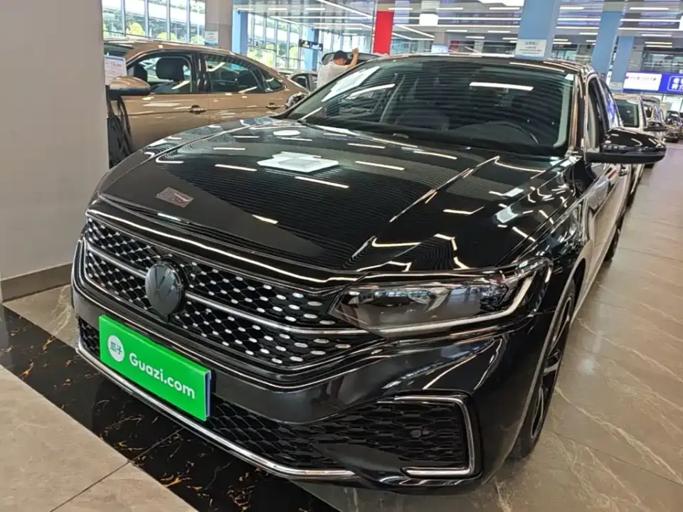 Volkswagen Passat Facelift 330TSI Starlight Elite Edition 2023