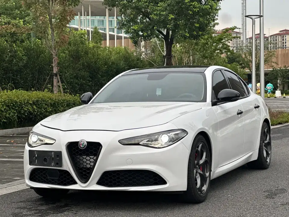 Alfa Romeo Giulia 2.0T 200HP Luxury Edition 2019