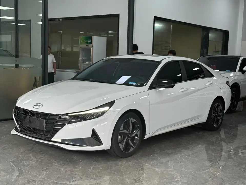 Hyundai Elantra 1.5L CVT LUX Premium Edition 2022