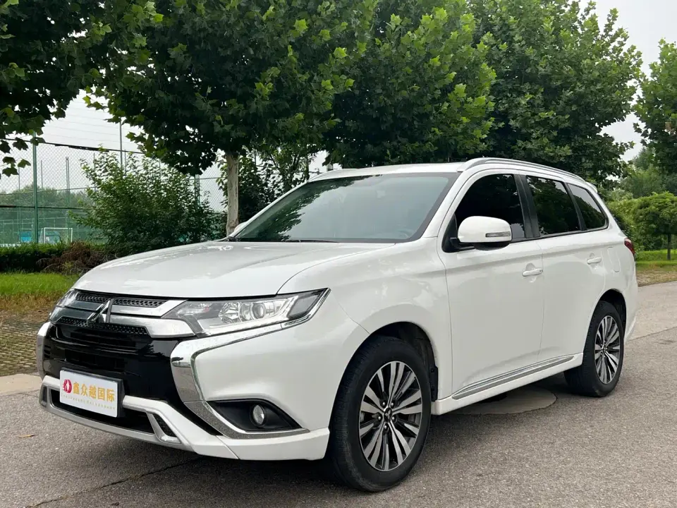 Mitsubishi Outlander Facelift 2.0L 2WD Premium Edition 5-Seater 2023