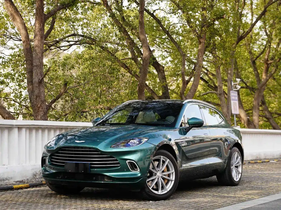 Aston Martin DBX 3.0T STRAIGHT-SIX 2023