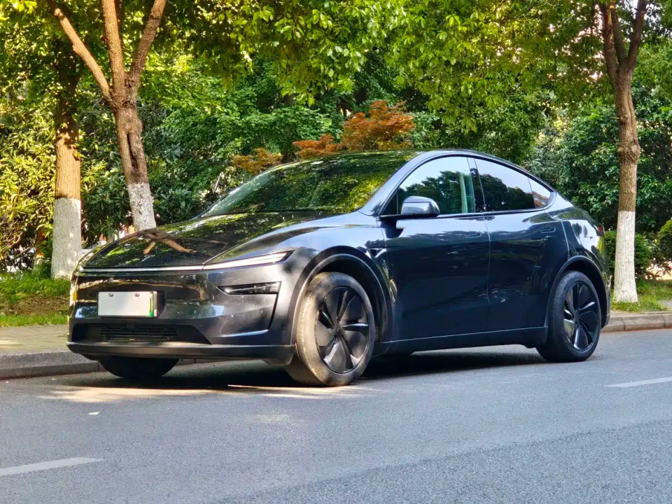 Tesla Model Y Model Rear-Wheel Drive Launch Edition 2025