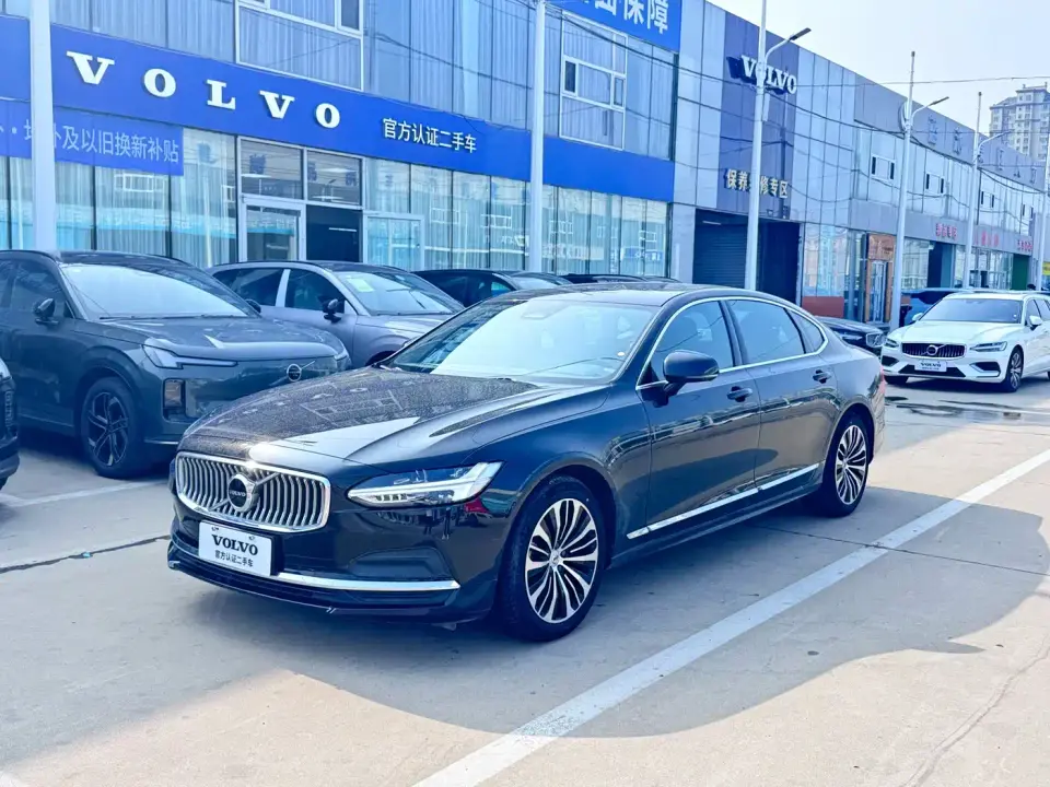 Volvo S90 B5 Momentum Luxury Edition 2024