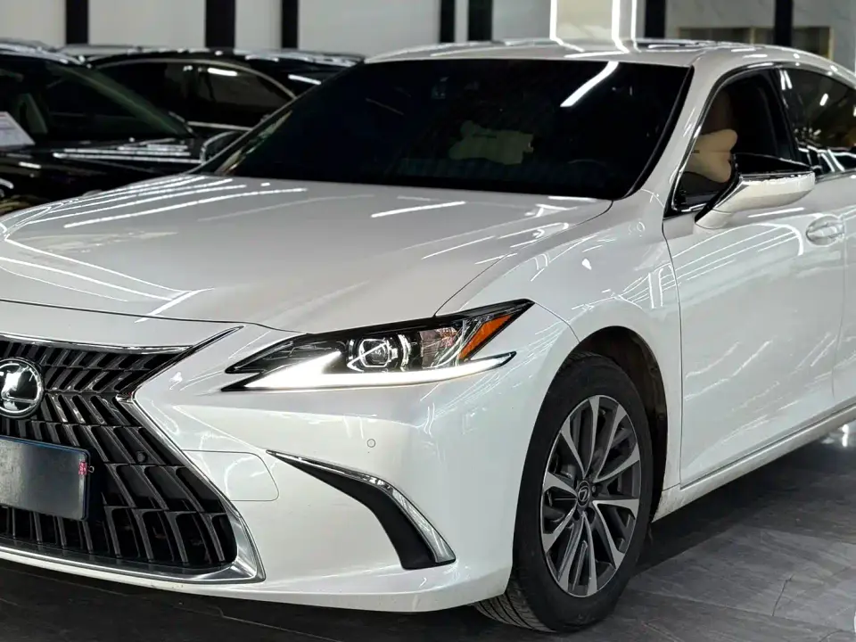 Lexus ES 200 Excellence Edition 2024