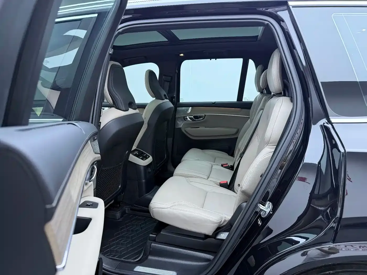 Volvo XC90 Plug-in Hybrid Facelift T8 Smart Premium Luxury 7-seater 2025 — фото 32