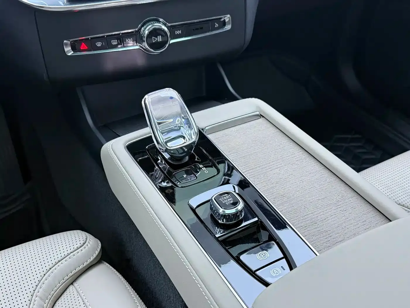 Volvo XC90 Plug-in Hybrid Facelift T8 Smart Premium Luxury 7-seater 2025 — фото 27
