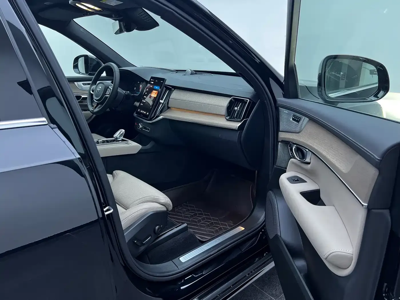 Volvo XC90 Plug-in Hybrid Facelift T8 Smart Premium Luxury 7-seater 2025 — фото 44
