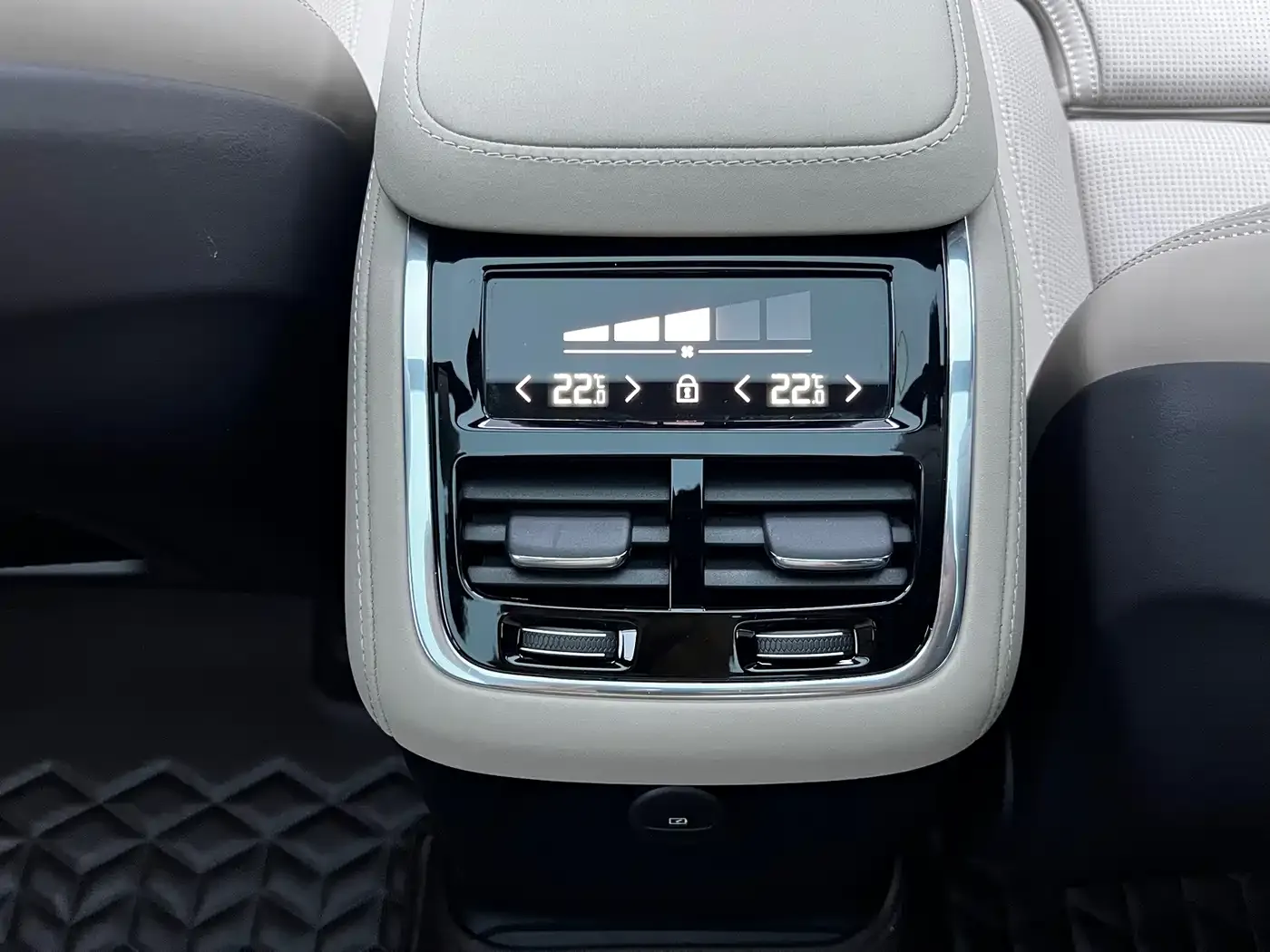 Volvo XC90 Plug-in Hybrid Facelift T8 Smart Premium Luxury 7-seater 2025 — фото 46